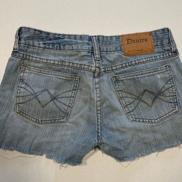 Desire distressed Jean shorts. Junior size 9. Comparable to so 4 in women’s - Picture 2 of 3